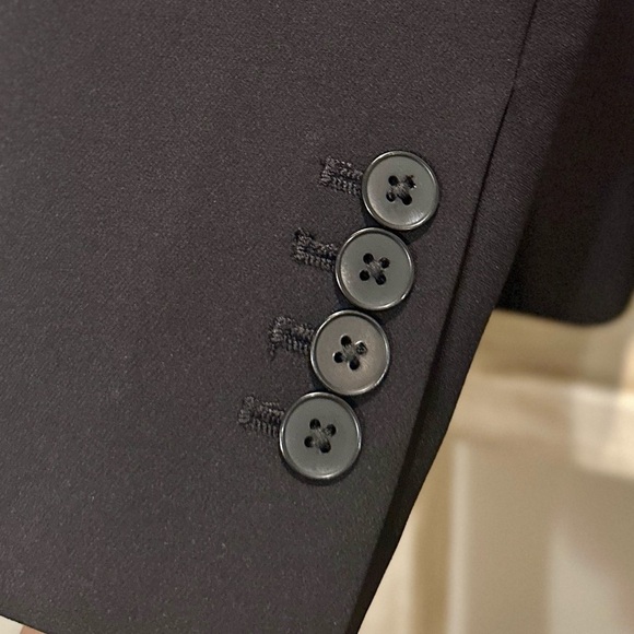 LIKE NEW/EUC Express Editor Studio Stretch Twill Fitted
One Button Blazer - Picture 10 of 10
